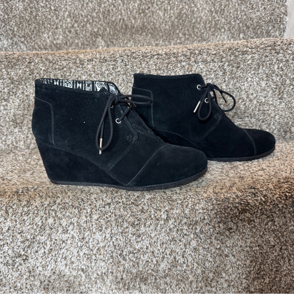 TOMS Woman’s desert wedge ankle booties black suede Size US 10‎
